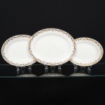 J & G Meakin, Staffordshire - Inglaterra(Fundada em 1851). Três(03) travessas ovais em faiança inglesa da década de 1930/40, padrão "SOL"; esmaltação de tom marfim, dotado de rica decoração policromada formada por arabescos vegetalistas estilizados e padrão floral, em composição contínua ao redor da orla, predominando as tonalidades ocre, amarelo, dourado, azul e vermelho, borda contornada por friso em douradura. Marca da manufatura no verso. Medidas: Comp.: x Larg.: ; Comp.: x Larg.: ; Comp.: x Larg.: