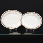 J & G Meakin, Staffordshire - Inglaterra(Fundada em 1851). Duas(02) travessas ovais em faiança inglesa da década de 1930/40, padrão "SOL"; esmaltação de tom marfim, dotado de rica decoração policromada formada por arabescos vegetalistas estilizados e padrão floral, em composição contínua ao redor da orla, predominando as tonalidades ocre, amarelo, dourado, azul e vermelho, borda contornada por friso em douradura. Marca da manufatura no verso. Medidas: Comp.: x Larg.: ; Comp.: x Larg.: ;