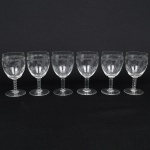 Conjunto de taças em cristal, para vinho tinto, diáfano e incolor, bojo oval ricamente gravado com composição de motivos florais e friso contínuo próximo à borda, haste composta por segmento torneado em anéis sobrepostos, base circular. Composto de seis(06) unidades. Medidas: Alt.: 12,5 x Diam.: 6,5 cm.