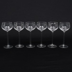 Conjunto de seis(06) taças de pé alto em cristal, diáfano e incolor, bojo esférico, haste tubular longa apoiada sobre base circular. Medidas: Alt.: x Diam.: