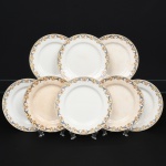 J & G Meakin, Staffordshire - Inglaterra(Fundada em 1851). Conjunto de pratos rasos em faiança inglesa da década de 1930/40, padrão "SOL"; esmaltação de tom marfim, dotado de rica decoração policromada formada por arabescos vegetalistas estilizados e padrão floral, em composição contínua ao redor da orla, predominando as tonalidades ocre, amarelo, dourado, azul e vermelho, borda contornada por friso em douradura. Marca da manufatura no verso. Composto de oito(08) unidades. Apresentam manchas do tempo. Medida: Diam.: