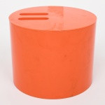 Geleira em material plástico na cor laranja, de formato cilíndrico, com corpo liso e tampa removível dotada de duas cavidades superiores para pega, destinada ao acondicionamento de gelo. Marca em relevo EVA e inscrição Made in Brazil na base. Medidas: