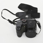 Câmera fotográfica digital compacta, manufatura GE (General Electric), modelo X400; corpo confeccionado em material sintético, visor LCD traseiro, comandos eletrônicos multifunção, seletor superior de modos (incluindo automático e cena), botão dedicado para gravação de vídeo e interface de navegação posterior. Equipada com lente zoom integrada, sistema de estabilização de imagem (Image Stabilization), flash embutido com acionamento automático/manual e inscrição do modelo na carenagem superior. Acompanha alça original e tampa protetora da lente. Não foi testada, sem garantias de funcionamento.