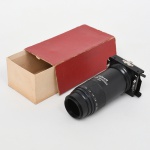 Lente reversora para fotografia macro, marca Ohnar, Japão; corpo cilíndrico em metal com acabamento preto, contendo conjunto óptico interno. Anel de ajuste com escala graduada (1.02.0). Extremidade com suporte metálico para fixação em sistema de reprodução/duplicação, com placa difusora translúcida. Inscrição no corpo: OHNAR ZOOM REVERSER JAPAN. Não foi testada, sem garantias de funcionamento.