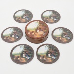 Conjunto de porta-copos  circulares em metal, com superfície decorada por cena figurativa de patos à beira dágua; acondicionados em caixa cilíndrica em metal com tampa igualmente decorada. Composto de seis(06) unidades. Medida: