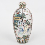 Vaso em porcelana esmaltada, tipo garrafa, com decoração policroma. China, período Guangxu (18751908), estilo famille rose. Corpo ovóide com base plana em anel e colo curto com boca ligeiramente evertida; ombros arredondados. Superfície decorada em cartelas verticais delimitadas por filetes, apresentando cenas com figuras em trajes tradicionais em ambiente arquitetônico e paisagístico, alternadas com painéis de aves sobre galhos floridos; campos secundários com motivos florais estilizados e elementos fitomórficos. Paleta em esmaltes rosa, verde, azul, ocre e preto, aplicada sobre esmalte branco. Execução por pintura manual sob e sobre esmalte. Fundo com marca em caracteres chineses em vermelho. Medidas: