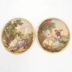 Par de placas circulares em madeira, de formato discoidal, com impressão sobre papel colada à superfície do campo central, representando cenas de temática galante, com figuras em trajes setecentistas em ambientação paisagística. Bordas com filete dourado aplicado. Verso com sistema de suspensão metálico. Estado conforme fotografias. Medidas: