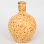 Vaso em cerâmica, de corpo globular com ombro pronunciado, assentado sobre base anelar, com gargalo cilíndrico curto e borda levemente espessada. Superfície com decoração marmorizada em tons ocres e castanhos, simulando veios pétreos. Medidas: 