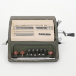 Calculadora mecânica de mesa, manufatura Facit S.A., com corpo em metal pintado, painel frontal com visores numéricos e teclado de dígitos acionados por alavancas, equipada com manivela lateral para operação e mecanismos internos de engrenagem. Base com identificação do fabricante e inscrição Facit S.A. Máquinas de Escritório  Indústria Brasileira. Produção de meados do século XX. Em estado de conservação conforme fotografias, compatível com o uso, apresentando desgastes na pintura, marcas de uso e sinais de oxidação. Não foi testado, sem garantias de funcionamento. Medidas: