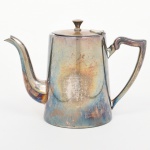 BELPRATA. Elegante bule para café em metal espessurado à prata, corpo aproximadamente cônico, tampa com abertura basculante, puxador obcônco, bico vertedor curvilíneo, alça lateral curvada encimada por voluta. Marca da manufatura ao fundo. Necesita polimento, e apresenta desgastes no banho de prata. Medidas: