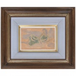 Percy Lau (Arequipa, 1903  Rio de Janeiro, 1972). Sem título. Técnica mista sobre papel.  Assinado no CID. Medidas: Tela: Alt.: 25,5 x Comp.: 17 cm. Moldura: Alt.: 42 x Comp.: 51 cm. (Percy Alfred Lau era desenhista, dedicando-se, quase que exclusivamente, a fazer ilustrações com bico de pena. Contratado pelo IBGE para ilustrar seus livros, viajou o Brasil de norte a sul, estudando paisagens e tipos humanos registrando os costumes da vida do interior, fixando, em imagens, os hábitos regionais, o folclore, o comportamento do povo brasileiro e o cotidiano de inúmeras cidades e vilarejos. Seu trabalho faz parte do acervo do Museu Nacional de Belas-Artes do Brasil, que possui gravuras, desenhos, capas de livros e grande parte da documentação iconográfica produzida em mais de 30 anos de atividade no Brasil. Fez também as ilustrações do livro Vila dos Confins, de Mário Palmério, cuja ação se passa no oeste mineiro na década de 1950. Muitas de suas ilustrações foram também utilizadas em livros didáticos de geografia, como os do professor Aroldo de Azevedo. Em 1944, ilustrou o livro "Arraial do Tijuco, Cidade de Diamantina", do prof. Aires da Mata Machado Filho, com paisagens da cidade).