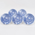 Johnson Brothers, Staffordshire - Inglaterra(Fundada em 1883). Belíssimo conjunto de pratos para pão executado em faiança inglesa, padrão Watermill. Decoração monocromática em azul sob esmalte, representando paisagem rural com moinho hidráulico, executada por estampagem. A composição mostra edifício de moinho com roda dágua em funcionamento, pequeno dique e queda dágua, acompanhados por casas campestres, árvores frondosas, figuras humanas em ambiente bucólico e céu anuviado ao fundo; orla modelada com delicado movimento ondulado, borda recortada com arcos em repetição. Marca da manufatura no verso. Composto de cinco(05) unidades. Medida: Diam.: 15,5 cm.