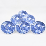 Johnson Brothers, Staffordshire - Inglaterra(Fundada em 1883). Belíssimo conjunto de pratos fundos executado em faiança inglesa, padrão Watermill. Decoração monocromática em azul sob esmalte, representando paisagem rural com moinho hidráulico, executada por estampagem. A composição mostra edifício de moinho com roda dágua em funcionamento, pequeno dique e queda d'água, acompanhados por casas campestres, árvores frondosas, figuras humanas em ambiente bucólico e céu anuviado ao fundo; orla modelada com delicado movimento ondulado, borda recortada com arcos em repetição. Marca da manufatura no verso. Composto de seis(06) unidades. Medida: Diam.: 22,5 cm.