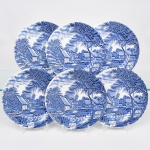 Johnson Brothers, Staffordshire - Inglaterra(Fundada em 1883). Belíssimo conjunto de pratos rasos executado em faiança inglesa, padrão Watermill. Decoração monocromática em azul sob esmalte, representando paisagem rural com moinho hidráulico, executada por estampagem. A composição mostra edifício de moinho com roda dágua em funcionamento, pequeno dique e queda d'água, acompanhados por casas campestres, árvores frondosas, figuras humanas em ambiente bucólico e céu anuviado ao fundo; orla modelada com delicado movimento ondulado, borda recortada com arcos em repetição. Marca da manufatura no verso. Composto de seis(06) unidades. Medida: Diam.: 25 cm.