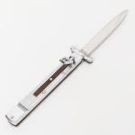 Faca de coleção automática (tipo stiletto), lâmina confeccionada em aço com inscrição Bonsa  Solingen e marca rostfrei. Perfil estreito, de ponta aguda. Guarda transversal metálica com terminais esféricos. Cabo em metal com placas laterais e nervuras longitudinais, com botão de acionamento e mecanismo interno de mola para abertura automática. Trava lateral integrada ao conjunto. Medidas: