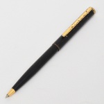 Caneta esferográfica de coleção, corpo em resina preta e ponteira cônica em metal dourado. Tampa com clipe metálico dourado, gravado com a marca do fabricante GOLDRING, Mecanismo interno articulado que, ao abrir a tampa, aciona carimbo retrátil embutido, composto por base metálica com matriz em borracha. Estrutura interna marcada US Pat." e numeração, indicando patente do sistema. Área do carimbo com resíduos de tinta e desgaste de uso. Apresenta sinais de oxidação. Medida: