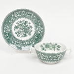 Wood & Sons, Burslem - Inglaterra(Fundada em 1865). Xícara para consommé em fainça inglesa da década de 1940/50, esmaltação branca, decoração de tonalidade integralmente verde, obtida por transfer printing, composto de flores e elementos vegetalistas sobre fundo hachurado, bordas contornadas por barrado geométrico; bojo aproximadamente obcônico, alças laterais estilizadas. Marca da manufatura no verso. Medidas: