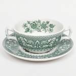 Wood & Sons, Burslem - Inglaterra(Fundada em 1865). Xícara para consommé em fainça inglesa da década de 1940/50, esmaltação branca, decoração de tonalidade integralmente verde, obtida por transfer printing, composto de flores e elementos vegetalistas sobre fundo hachurado, bordas contornadas por barrado geométrico; bojo aproximadamente obcônico, alças laterais estilizadas. Marca da manufatura no verso. Medidas:
