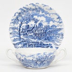 Myott, Staffordshire - Inglaterra. Xícara para consommé em faiança fina inglesa, decoração transfer-printed, padrão Royal Mail; esmaltação branca, decoração figurativa com cena campestre, incluindo carruagem tracionada por cavalos, edificações rurais, elementos arbóreos e cercas, distribuída em registro contínuo na xícara e em campo central no pires. Borda do pires modelada com contorno ondulado. Marca da manufatura no verso. Medidas: