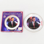 Prato de coleção em porcelana, aba lisa com filete dourado, decoração por decalque policromo vitrificado ao centro representando retrato oficial com bandeira dos Estados Unidos e inscrição Change Has Come e Historic Victory. Verso com marca impressa The American Historic Society, inscrição Historic Victory  President-Elect of the United States Barack Obama, menção a tiragem controlada (Limited to 65 firing days), data de queima November 26, 2008, indicação de autoria do motivo por Roger Cunningham, e aviso de uso exclusivamente decorativo. Edição de colecionador vinculada à eleição presidencial norte-americana de 2008. Acompanha embalagem original cartonada com suporte de exposição e certificado impresso. Medida: