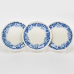 KPM - Königliche PorzellanManufaktur Berlin - Alemanha(Fundada em 1763 por Frederico, o Grande). Três(03) pratos de coleção em porcelana alemã, esmaltação vítrea de tom marfim, decoração composta por flores estilizadas, folhas e botões dispostos em composição circular ao longo da aba, executados em tonalidades graduadas de azul cobalto. Marca da manufatura no verso. Medida: Diam.:  cm.