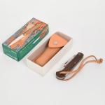 Canivete dobrável, lâmina em aço inox com inscrição Honeywell e marcação Stainless Brasil.Cabo bipartido em madeira, com talas fixadas por rebites metálicos aparentes; extremidades com reforço metálico. Furo terminal com cordão em couro natural para fixação.Sistema de abertura manual com entalhe na lâmina; estrutura interna metálica com eixo central e mola de retenção.  Acompanha estojo em couro com aba e fecho por botão de pressão, além de caixa original em papelão litografado. Medidas: