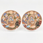 Par de pratos decorativos em porcelana japonesa, tradição Satsuma (Satsuma-yaki) em porcelana de pasta fina, com decoração em esmaltes policromos e douração (kin-de), inseridos na tradição ornamental associada ao estilo Satsuma de exportação. A cena central é organizada em cartela lobulada (reserva), contendo figura feminina de alto estatuto, possivelmente identificável, segundo a tradição iconográfica japonesa, como dama da corte (nyb) ou personagem nobre associada ao repertório clássico (Genji-e / cenas de corte Heian), trajando vestes cerimoniais com padrões geométricos e florais. A personagem é envolvida por halo dourado estilizado, recurso frequente na linguagem decorativa tardia. Ao redor, dispõem-se múltiplas figuras masculinas em escala reduzida, com trajes formais e fisionomias individualizadas, compondo uma cena narrativa de corte ou assembleia, em disposição radial. Este tipo de composição é característico de peças decorativas voltadas ao mercado externo, evocando temas eruditos da tradição japonesa de forma condensada. Fundo densamente preenchido por padrões geométricos repetitivos (shipp, seigaiha estilizado) e arabescos dourados, com uso intensivo de douração em relevo, técnica típica da produção Satsuma de fins do século XIX e sua continuidade no século XX. Verso com marca em esmalte ferro-vermelho, composta por losango contendo caractere latino H, acompanhado de sinais estilizados, indicando marca de ateliê/exportador, não correspondente a selo imperial ou assinatura de oleiro tradicional, reforçando a natureza de produção para exportação (yshiki Satsuma). Medida: Diam.:
