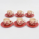S.I.C. (Scuola Italiana Ceramica), Casale Monferrato - Itália. Elegante conjunto de xícaras para café em majólica italiana da década de 1950/60; esmaltação vítrea de tonalidade creme, decorado com composição botânica manual em tom bordô, pires integralmente da mesma tonalidade, bojo cilíndrico com alça lateral em arco. Marca da manufatura ao fundo. Composto de seis(06) unidades. Medidas: Xícara: Alt. 5,5 x Comp.: 8 x Larg.: 6 cm.