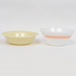 Dois(02) itens: a) Bowl em vidro opalino de tonalidade branco leitoso, dotada de decoração aplicada por estampagem de tonalidade laranja, padrão geométrico conhecido popularmente como gravatinha. Fabricado no Brasil pela empresa Brasividro S.A., sob a marca Termo-Rey, durante a década de 1970. Medida.: Alt.: 9,5 x Diam.: 22,5 cm; b) Tigela funda da marca Colorex em vidro dito "milk glass", tonalidade bege, formato hemisférico com borda ondulada. Marca da manufatura no verso. Medidas: Alt.: 6,5 x Diam.: 24,5 cm.