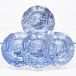 Conjunto de pratos fundos em faiança inglesa esmaltada, decorado em esmalte monocromático azul sob vidrado sobre fundo branco, medalhão central apresenta rica cena narrativa de inspiração vitoriana, representando diligência puxada por cavalos parando diante de uma estalagem rural, ao lado do edifício observa-se placa identificada como Charles Dickens Inn, alusão direta ao universo literário do escritor inglês Charles Dickens (18121870), cujas obras frequentemente retratam a vida social e as viagens por diligência na Inglaterra do século XIX, composição inclui igreja paroquial gótica, estrada serpenteando pela paisagem campestre, ponte de pedra, árvores frondosas e personagens em trajes de época, formando uma narrativa visual típica do imaginário rural inglês do período vitoriano. Esse tipo de iconografia tornou-se particularmente popular em louças decorativas produzidas em Staffordshire, evocando nostalgia histórica e o romantismo da Inglaterra pré-industrial. Verso com marca  da manufatura Enoch Wedgwood (Tunstall) Ltd., acompanhada da indicação do padrão Dickens Coaching Days e da inscrição A Genuine Hand Engraving  Decoraft Under Glaze  Detergent and Acid Resisting Colours  Made in England, indicando decoração por transferência baseada em gravação manual, técnica tradicional da cerâmica inglesa conhecida como transferware, e carimbo de importação Drohaoser Com. Ind. S.A., Produzido na Zona Franca de Manaus, indicando distribuição no mercado brasileiro. Composto de quatro(04) unidades. Medida: Diam.: 22 cm.