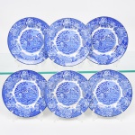 Wood & Sons, Burslem - Inglaterra(Fundada em 1865). Belíssimo conjunto de pratos para pão, ou fruta, em faiança inglesa da década de 1920. Esmaltagem vítrea na cor branca, profusa decoração na técnica "blue and white", intitulada 'English Scenery', com paisagem campestre contendo casario, personagens e igreja ao fundo, orla circundada por flores e folhagens, borda contornada por friso na tonalidade cobalto. Marca da manufatura no verso. Composto de seis(06) unidades. Med.: Diâmetro: 17 cm. Um apresenta pequena mancha do tempo, vide foto.