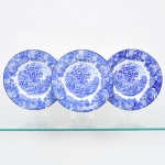 Wood & Sons, Burslem - Inglaterra(Fundada em 1865). Três(03) pratos fundos em faiança inglesa da década de 1920. Esmaltagem vítrea na cor branca, profusa decoração na técnica "blue and white", intitulada 'English Scenery', com paisagem campestre contendo casario, personagens e igreja ao fundo, orla circundada por flores e folhagens, borda contornada por friso na tonalidade cobalto. Marca da manufatura no verso. Medida.: Diâmetro: 23,5 cm