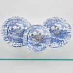 Myott, Staffordshire - Inglaterra. Três(03) pires remanescentes em faiança fina inglesa, decoração transfer-printed, padrão Royal Mail; esmaltação branca, decoração figurativa com cena campestre, incluindo carruagem tracionada por cavalos, edificações rurais, elementos arbóreos e cercas, distribuída em registro contínuo, Borda modelada com contorno ondulado. Marca da manufatura no verso. Apresentam manchas do tempo. Medidas: Diam.: 14 cm; Diam.: 17 cm.