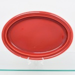S.I.C. (Scuola Italiana Ceramica), Casale Monferrato - Itália. Elegante travessa oval em majólica italiana da década de 1950/60; esmaltação vítrea de tonalidade integralmente vermelha, centro ligeiramente rebaixado, orla circundada por friso relevado na própria pasta. Marca da manufatura no verso. Apresenta pequeno desgaste na esmaltação(vide foto extra) Medidas: