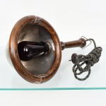 Lâmpada médica em metal cromado, com cúpula hemisférica, cabo e borda em madeira, equipada com soquete para lâmpada de luz ultravioleta azul e fiação elétrica com plugue, destinada a uso terapêutico. Fabricação alemã, circa 1920. Não está funcionando. Medidas: