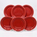 S.I.C. (Scuola Italiana Ceramica), Casale Monferrato - Itália. Elegante conjunto de pratos em majólica italiana da década de 1950/60; esmaltação vítrea de tonalidade integralmente vermelha, centro ligeiramente rebaixado, orla circundada por friso relevado na própria pasta. Marca da manufatura no verso. Composto de seis(06) unidades. Medidas:
