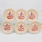 S.I.C. (Scuola Italiana Ceramica), Casale Monferrato - Itália. Elegante conjunto de pratos em majólica italiana da década de 1950/60; esmaltação vítrea de tonalidade creme, centro ligeiramente rebaixado, decorado com composição botânica manual em tom bordô, orla circundada por friso relevado na própria pasta. Composto de seis(06) unidades. Marca da manufatura no verso. Medida: Diam.: