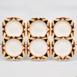 J & G Meakin, Staffordshire - Inglaterra(Fundada em 1851). Conjunto de pratos fundos em faiança inglesa da década de 1930, padrão "SOL". Formato quadrangular, de quinas levemente chanfradas, bordo recortado em ondulações; esmaltação de tom marfim, dotado de rica decoração Art Déco, contendo composição geométrica radial na aba, formada por reservas triangulares alternadas em esmalte de tonalidade preta, marrom e amarelo-creme, dispostas em sequência contínua. Centro côncavo circundado por frisos concêntricos em tom laranja e mostarda, este último se replica no contorno da borda. Marca da manufatura no verso. Composto de Seis(06) unidades. Medida: Diam.: 17 cm. Estado de conservação conforme fotografias. Um apresenta ínfimo bicado no verso da borda.