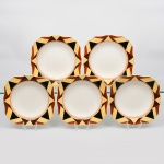 J & G Meakin, Staffordshire - Inglaterra(Fundada em 1851). Conjunto de pratos fundos em faiança inglesa da década de 1930, padrão "SOL". Formato quadrangular, de quinas levemente chanfradas, bordo recortado em ondulações; esmaltação de tom marfim, dotado de rica decoração Art Déco, contendo composição geométrica radial na aba, formada por reservas triangulares alternadas em esmalte de tonalidade preta, marrom e amarelo-creme, dispostas em sequência contínua. Centro côncavo circundado por frisos concêntricos em tom laranja e mostarda, este último se replica no contorno da borda. Marca da manufatura no verso. Composto de cinco(05) unidades. Medida: Diam.: 17 cm.