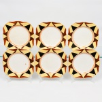 J & G Meakin, Staffordshire - Inglaterra(Fundada em 1851). Conjunto de pratos rasos em faiança inglesa da década de 1930, padrão "SOL". Formato quadrangular, de quinas levemente chanfradas, bordo recortado em ondulações; esmaltação de tom marfim, dotado de rica decoração Art Déco, contendo composição geométrica radial na aba, formada por reservas triangulares alternadas em esmalte de tonalidade preta, marrom e amarelo-creme, dispostas em sequência contínua. Centro circundado por frisos concêntricos em tom laranja e mostarda, este último se replica no contorno da borda. Marca da manufatura no verso. Composto de Seis(06) unidades. Medida: Diam.: 17 cm. Estado de conservação conforme fotografias. Apresentam manchas do tempo, e desgastes pontuais de uso.