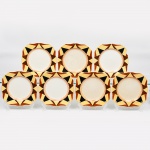 J & G Meakin, Staffordshire - Inglaterra(Fundada em 1851). Conjunto de pratos rasos em faiança inglesa da década de 1930, padrão "SOL". Formato quadrangular, de quinas levemente chanfradas, bordo recortado em ondulações; esmaltação de tom marfim, dotado de rica decoração Art Déco, contendo composição geométrica radial na aba, formada por reservas triangulares alternadas em esmalte de tonalidade preta, marrom e amarelo-creme, dispostas em sequência contínua. Centro circundado por frisos concêntricos em tom laranja e mostarda, este último se replica no contorno da borda. Marca da manufatura no verso. Composto de SEIS(06) unidades. Medida: Diam.: 17 cm. Estado de conservação conforme fotografias. Apresentam manchas do tempo, e desgastes pontuais de uso. (APESAR DE CONSTAREM SETE(7) UNIDADES NAS FOTOGRAFIAS, UMA UNIDADE SE QUEBROU POSTERIORMENTE, LOTE CONTÉM SEIS(6) UNIDADES.)