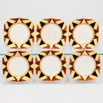 J & G Meakin, Staffordshire - Inglaterra(Fundada em 1851). Conjunto de pratos para sobremesa  em faiança inglesa da década de 1930, padrão "SOL". Formato quadrangular, de quinas levemente chanfradas, bordo recortado em ondulações; esmaltação de tom marfim, dotado de rica decoração Art Déco, contendo composição geométrica radial na aba, formada por reservas triangulares alternadas em esmalte de tonalidade preta, marrom e amarelo-creme, dispostas em sequência contínua. Centro circundado por frisos concêntricos em tom laranja e mostarda, este último se replica no contorno da borda. Marca da manufatura no verso. Composto de seis(06) unidades. Medida: Diam.: 19,5 cm. Estado de conservação conforme fotografias. Apresentam manchas do tempo e desgastes pontuais de uso.