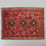 Tapete persa Shiraz, decoração geométrica composta por três medalhões losangulares alinhados, com motivos zoomórficos estilizados no campo e bordaduras formadas por frisos serrilhados e elementos repetitivos. Medidas: Comp.: 156 x Larg.: 120 cm.