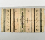 Tapete belga, decoração geométrica linear com eixo central vertical, composta por elementos angulares estilizados, ladeados por faixas paralelas e motivos repetitivos simétricos, em composição de inspiração indígena/navajo. Medidas: Comp.: 200 x  Larg.: 132 cm.