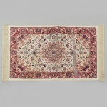 Tapete belga, decoração floral nas tonalidades vermelho, azul e creme. Necessita restauro. Medidas: Comp.: 113 x Larg.: 65 cm.