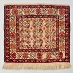 Tapete persa Belushi. Medidas: Comp.: 79 x Larg. 79 cm. Estado de conservação conforme fotografias.