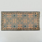 Tapete chinês, decoração com padrão geométrico-floral repetitivo. Medidas: Comp.: 153 x Larg.: 78 cm.