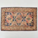 Tapete bergamo turco, decoração composta por repertório geométrico e fitomórfico esquematizado, com presença de rosetas, motivos cruciformes e elementos em forma de gancho. Medidas: Comp.: 192 x Larg.: 95 cm.