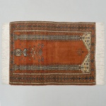 Tapete de oração paquistão, decoração composta por nicho de oração(mihrab) estilizado, com colunas laterais e arco superior, contendo elemento central fitomorfo em vaso e pequenos motivos geométricos. Moldura com repetição de padrões geométricos angulares. Medidas: Comp.: 106 x Larg.: 74 cm.