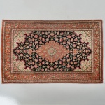 Tapete persa Tabriz, decoração floral de padrão persa, com medalhão central lobado, campo densamente preenchido por ramos e flores estilizadas (arabescos) e cercadura com repetição de motivos florais. Medidas: Comp.: 150 x Larg.: 98 cm.